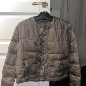 Höst/vinterjacka💓 - Jättesnygg täckjacka i dun från Massimo Dutti! Använd fåtal gånger och jättefint skick! Passar med tjockare tröja under men är relativt varm.💖