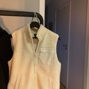 Fleeceväst! - Säljer min snygga fleeceväst då den inte längre kommer till användning. Första bilden är lånad! 💞