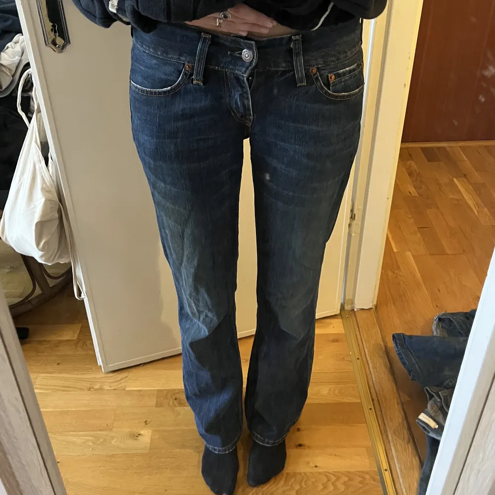 Ett par lågmidjade jeans från Levis som är lite för korta för mig som är 170. I bra skick med några få slitningar. Skriv om ni vill ha fler bilder eller undrar något. Skriv gärna innan till mig innan du köper 💕. Jeans & Byxor.
