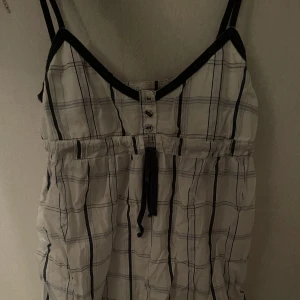 gulligt linne - gulligt linne från lexington, använt fåtal gånger därför säljer jag det🩷 om du vill ha bättre bilder är det bara att skriva till mig!