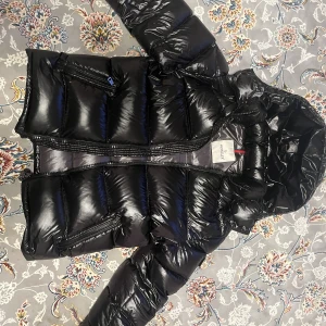 Moncler maya - Väldigt fin jacka, skön för höst/vinter säsong.skick 10/10 Skriv för mer 