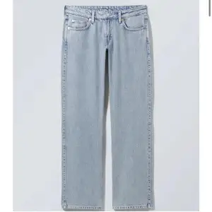 Skit snygga Lågmidjadejeans från weekday super bra sick, med coola tryck där bak. Slutsålda i butik, nypris 590kr.