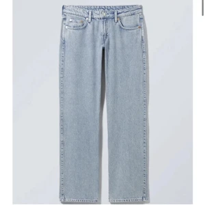 Weekday jeans - Skit snygga Lågmidjadejeans från weekday super bra sick, med coola tryck där bak. Slutsålda i butik, nypris 590kr.