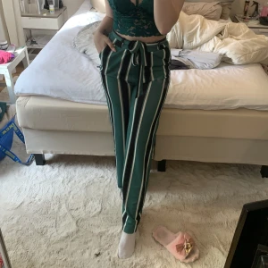 Gröna Finbyxor - Supermjuka mörkgröna finbyxor som aldrig kommit till användning. Jag är säker på att någon annan där ute skulle rocka dom!  Helt som nya!