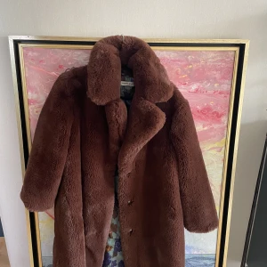 Faux fur kappa - I fint skick en en söm inuti jackan är sönder. Går att laga