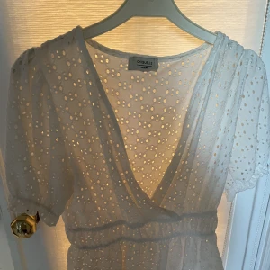 Vit blus  - V-ringad spettsblus