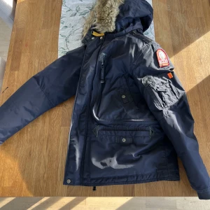 Parajumper jacka äkta  - Knappt använd äkta parajumper jacka! Köpte den förra vinter och har inte använt den lass mycket, sälj i Lund och är i STORLEK S BARN, finns inget kvitto men ni kan legit kolla den och se att den är äkta, köpte den på kidsbrandstore