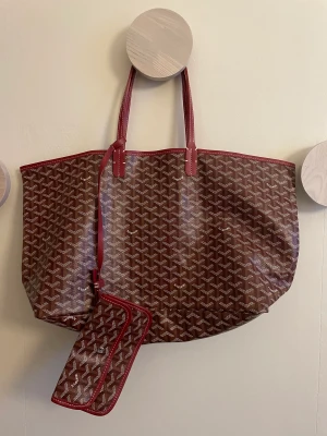 Väska - Säljer denna goyard liknande väska som är helt oanvänd, köpt för 900kr 