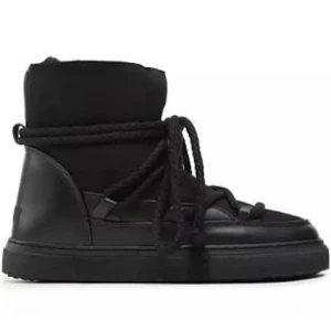 Inukki skor( svarta) - Säljer dessa inukki skor för att jag inte använder dom längre! Bra skick och inga defekter❤️ Pris kan diskuteras❤️