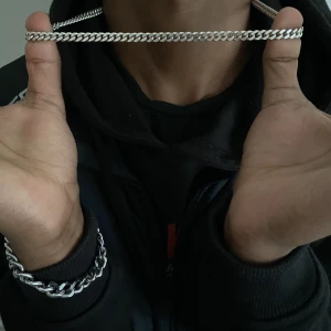 Äkta silver kedja 14k  - Äkta silver kedja köpt i mall of scandinavia förra året. Knappt använd.  DM för fler foton 