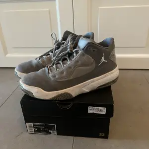 Ett par Jordan Max Aura 2 medium grey/white-cool grey i storlek 42,5/ 8 UK. Snygga och sparsamt använda fåtal gånger. Originalbox medföljer. Såklart äkta. Säljer för att de är för små. 