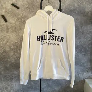 Hollister hoodie med en ficka på magen och luva. Är i fint skick och skickar gärna fler bilder om du är intresserad. Ps frakt tillkommer 💫