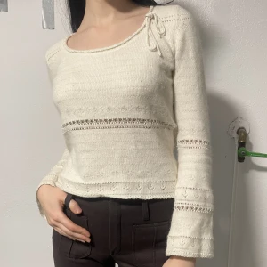 Kofta - Kofta i superskönt material med söta detaljer🤍❄️