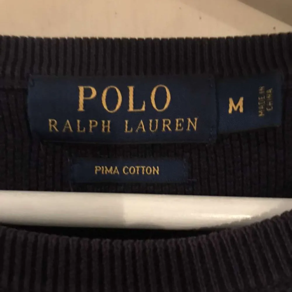 Stickad tröja från Ralph lauren i bra skick i marinblå storlek m men passar s. Tröjor & Koftor.