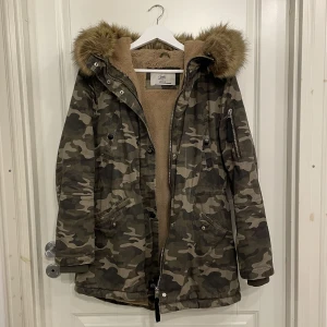 Parkasjacka från Sixth June - Säljer denna parkasjacka från Sixth June då den inte längre används eller är min stil. Köpt för 1800 och är använd lite under en vinter. Pälsen på luvan sitter fast med knappar och går att ta bort. Priset går att diskuteras✨