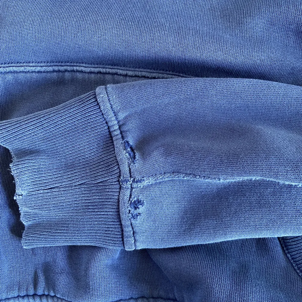 En blå hoodie från Ralph Lauren som har visa defekter på ärmarna men annars i hyfsat fint skick. Hoodies.