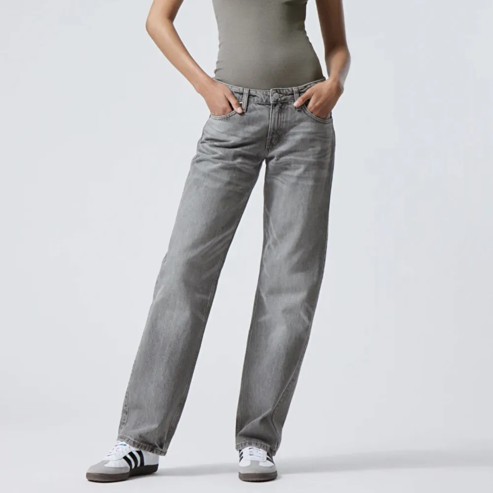 Säljer dessa gråa lågmidjade jeans från weekday😊. Jeans & Byxor.