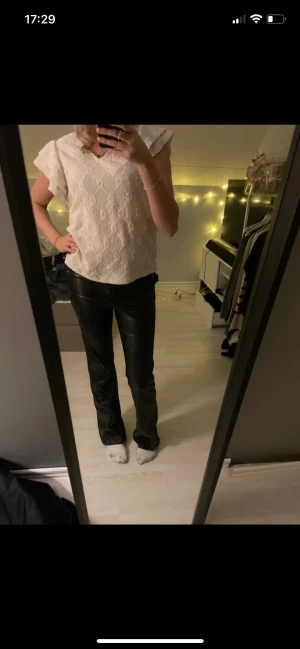 Skinnbyxor - Ett par Skinnbyxor ifrån madlady, de är insydda i midjan. Använda hyfsat många gånger, är ett märke på ena benet men syns inte så väl.