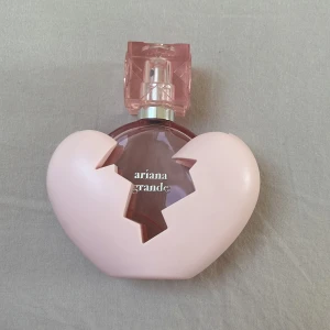 Thank you next - Ariana grande parfym. Ungefär 80% kvar. Säljer pga att jag tycker inte den passar mig💕💕köptes för mer än 600 på kicks!!