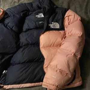The north face dunjacka - Super söt vinterjacka nytt skick som ej kommer till användning. Det finns en ihoprullad luva som man ser på andra bilden. (Nytt pris 3000)