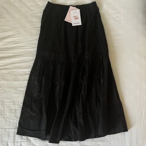 Svart lång midi kjol - Svart midi kjol från Monki🩷 helt nyskick med prislappen kvar! Storlek XS