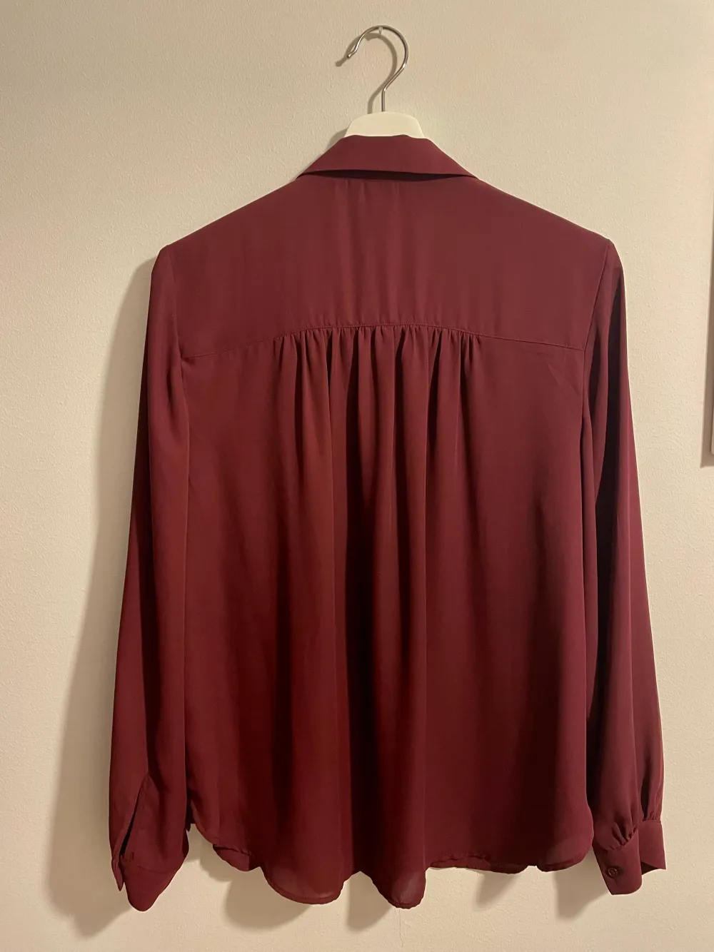 Elegant tröja i vinröd färg, passar till vardagen och festen, aldrig använt. Tröjor & Koftor.