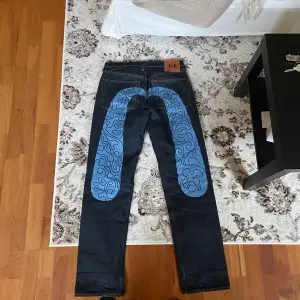 Evisu jeans köpta från tradera för ett år sedan. Skriv om ni har frågor. 