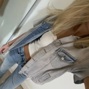 Kortärmad jacka  - Så sjukt snygg kortärmad jeansjacka från top shop❤️ aldrig använd 