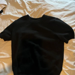 stickad kortärmad  - säljer denna stickade kortärmade tshirt då jag inte använder den längre 