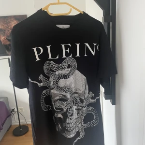  Philipp plein  - Andvänd 10x ish Köpt på Wallenberg ( kvitto finns ) Storlek S men sitter som bäst på M   Går på runt 12k ny  https://www.plein.com/us/t-shirt-round-neck-ss-snake/SACC-MTK6103-PJY002N_02.html?cgid=summersale 