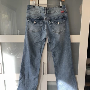 Lågmidjade jeans - Lågmidjade Jeans från HM i mycket fint skick!!😍 Innerbenslängd: 78 cm   Checka gärna in allt annat jag säljer🥰 Kan diskutera priser!🫶🏼