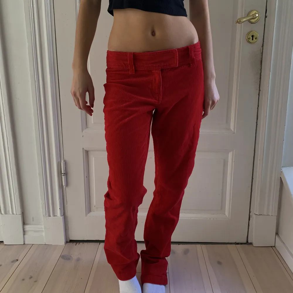 Säljer mina super snygga röda manchester byxor!! Använda någon enstaka gång och passar perfekt till fest🎉. Jeans & Byxor.