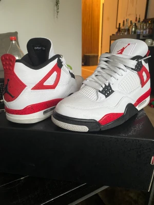 Jordan 4 red cement  - Använda Max 4 gånger nästan helt nya 