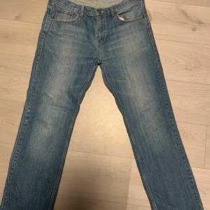 ett par straight fit jeans som sagar och stackar på skorna as nice köpte för ett tag sen använder it längre 