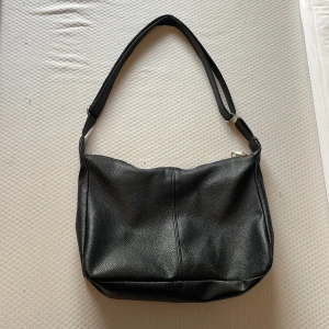 Svart väska - En svart läderväska perfekt till hösten!💗