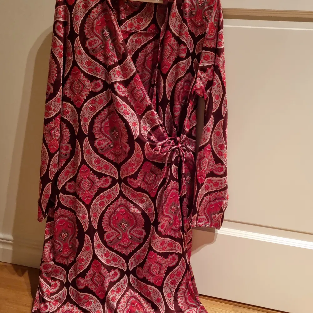 Röd och rödbrun omlottklänning men fint mönster i sidenliknande tyg. Perfekt för julen🎅  Strl US 10 - EU XL (passar mer L). Klänningar.