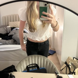 Vit blus - Säljer min fina vita blus då den inte kommer till användning, använd Max 2 gånger💕 