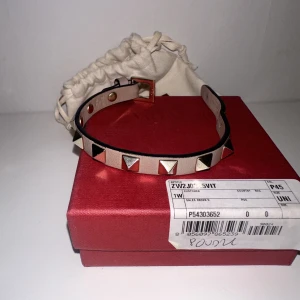 Valentino - Snyggt beige valentino armband. Nyskick. Allt original ingår såsom extra nitar och box. Köpt på Vestiaire collective för 1200kr och där har det även gjorts en nylig äktenhetskontroll på armbandet. Snyggt och stilrent!  Går inte ner i pris 