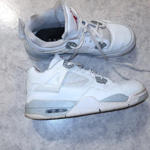 Jordan 4 - Rätt så använda,kommer ej med originela sulor kan ge andra sulor dock.