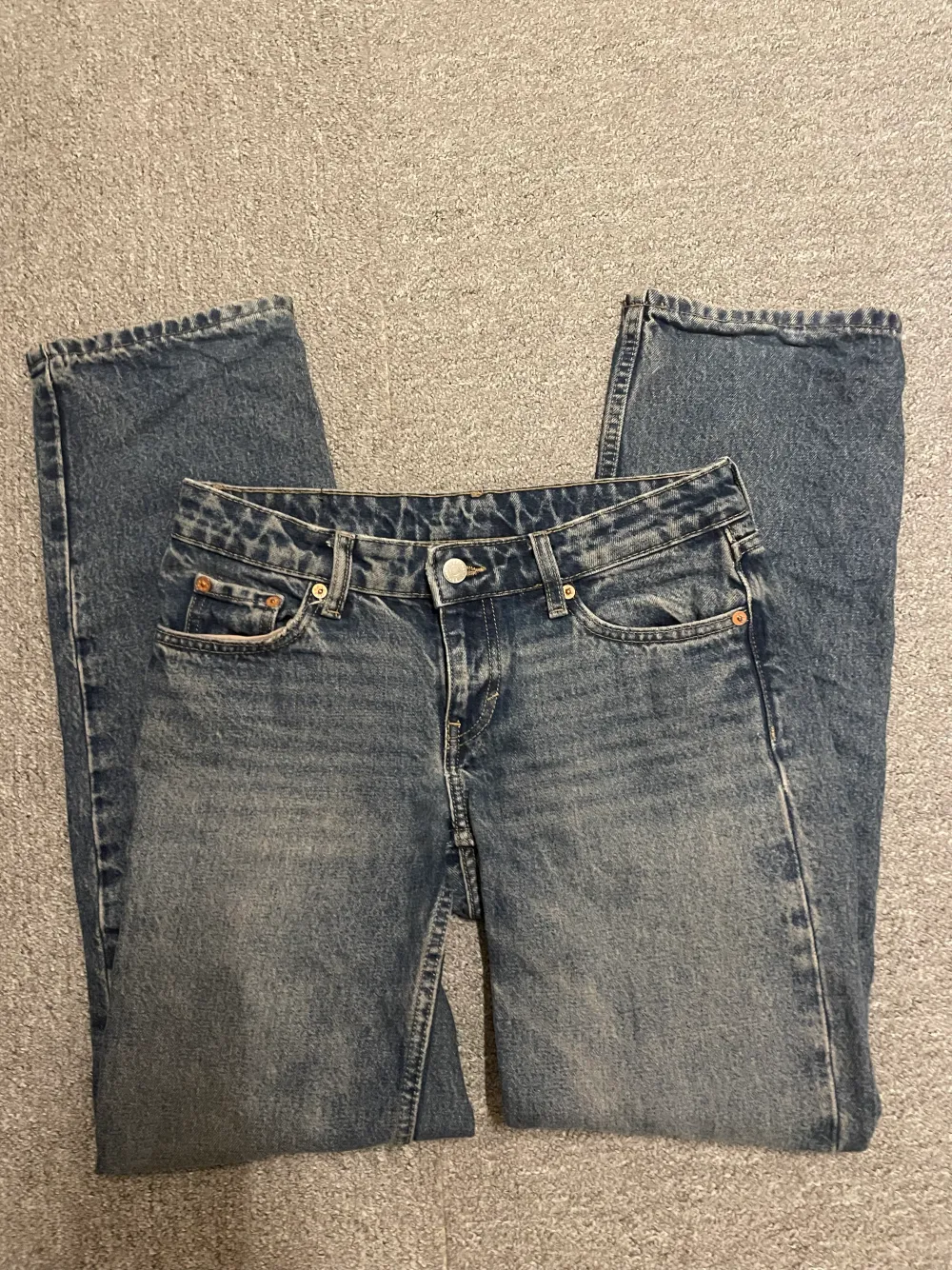 Jättefina jeans från weekday, de är låg/mid waist och i modellen ”arrow”. Nypris: 590kr. De är lite slitna men har inga defekter 💕. Jeans & Byxor.
