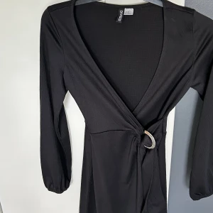 Klänning - Festklänning från H&M aldrig använd. Passar  som vardagsklänning och som festklänning.  