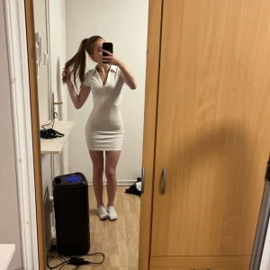 Vit klänning - Vit enkel klänning! Använd 2 gånger! Frågor eller annat på dm!