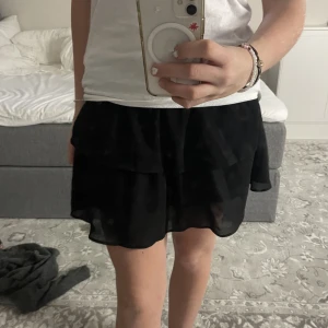 kjol - svart volang kjol ifrån chelsea, pris kan diskuteras