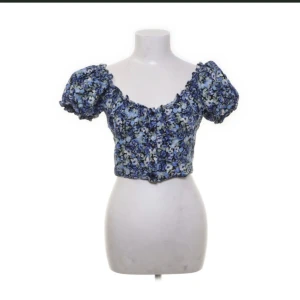 Blommig blus - Säljer denna snygga blus från Gina. 