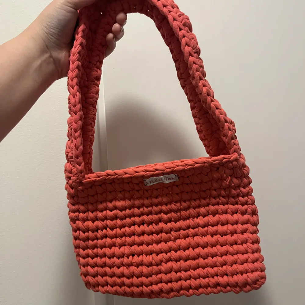 Selling my new crochet bag. I loved it very much but have no place to use it. . Väskor.
