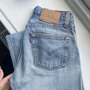 Levis 501:or - Har själv klippt hål över knäna samt gjort slits vid benslutet. Rak modell och skulle säga L34! I fint skick och perfekt vintage färg :)