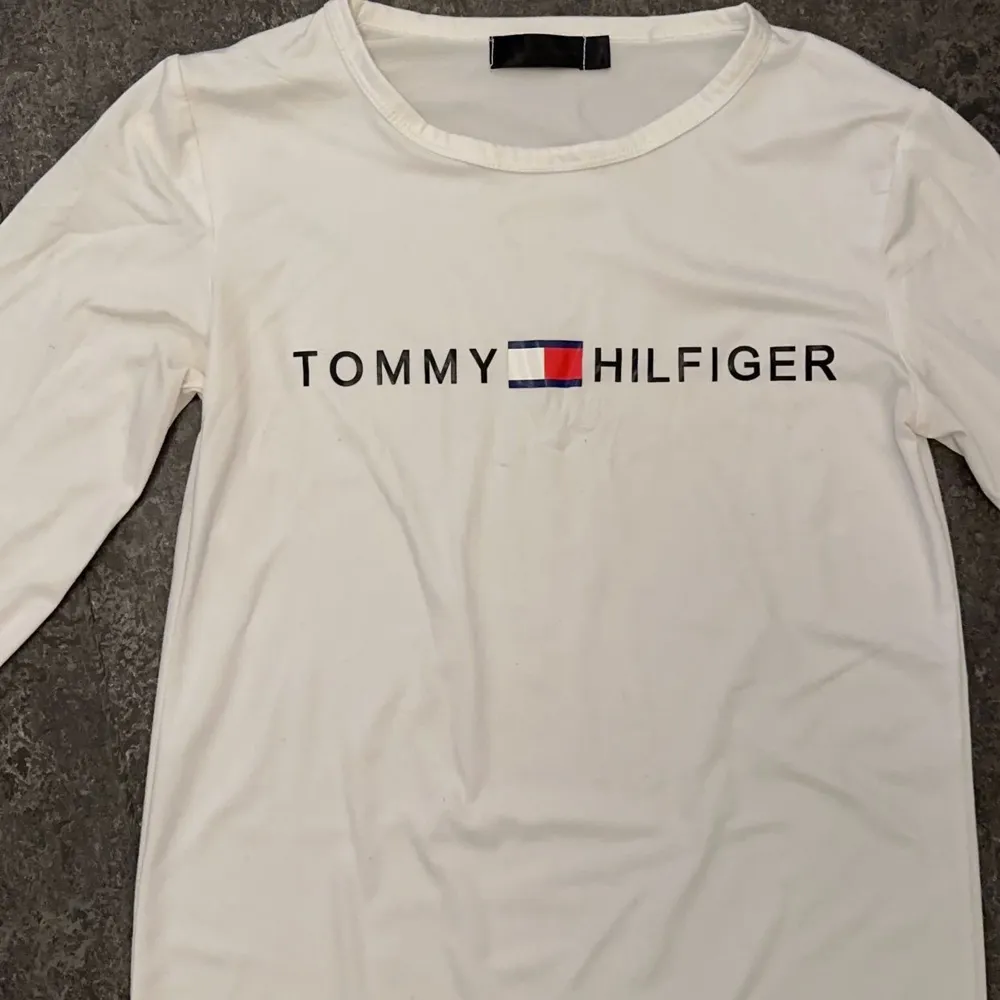 Säljer en Tommy hillfiger långärmad tröja.. Tröjor & Koftor.