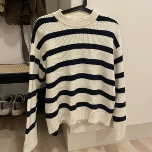 Stickad tröja - Fin stickad tröja från Bikbok. Storlek S. I nyskick! 