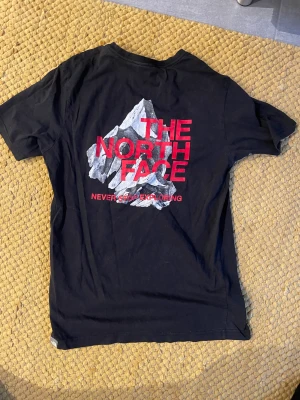 North face - Röd north face t-shirt
