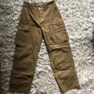 Brun/beiga chinos  - Mörk beiga/bruna Chinos i cargo stuk. Aldrig använda, köpt från our legacy. Passar perfekt för mig som är 172. 